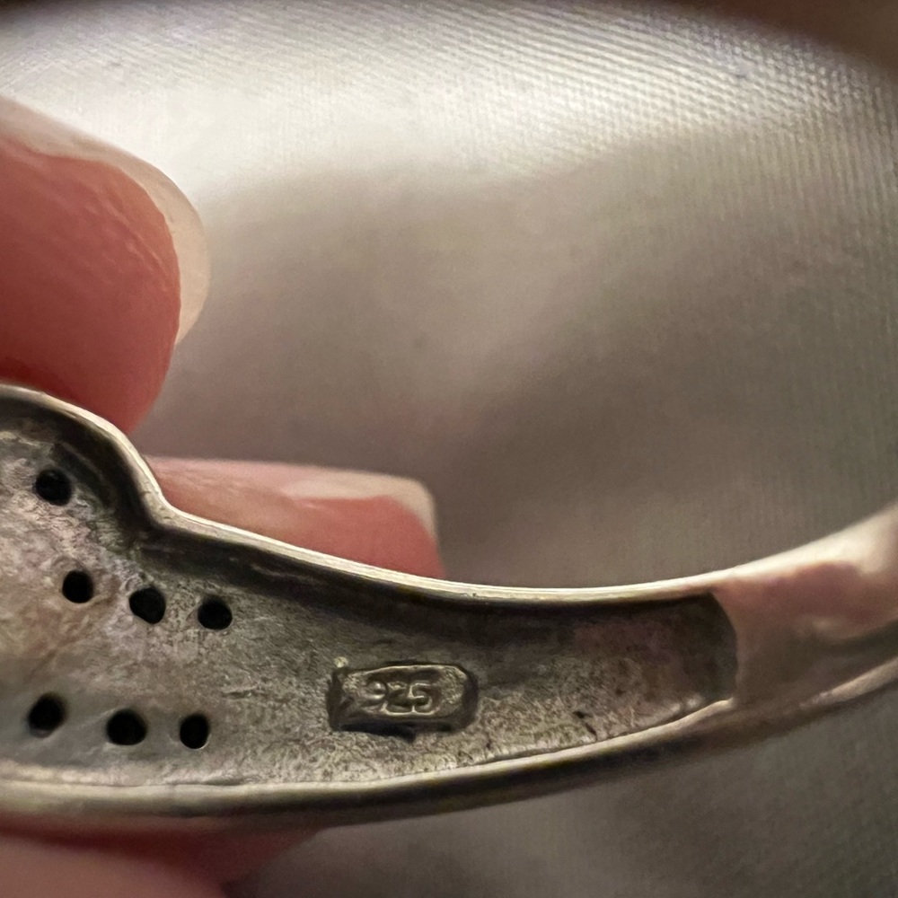 Elegant Silver and Black Diamond Women's Ring - Picture 3 of 5